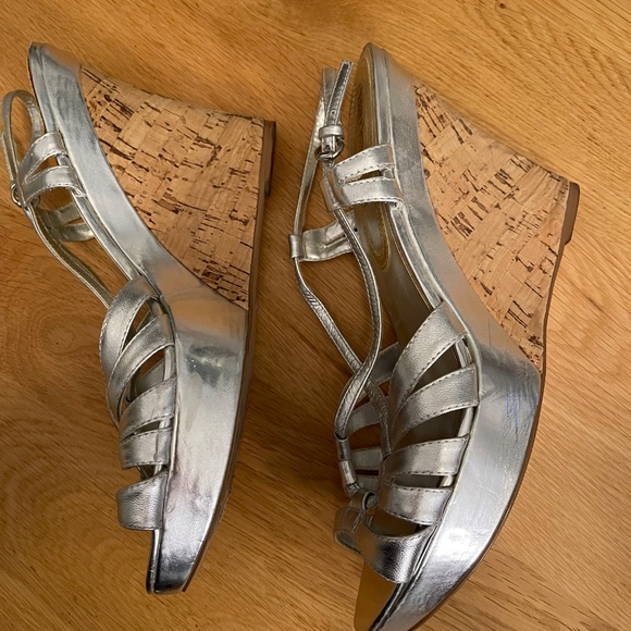 Charles by Charles David Silver Wedge Sandal - Size 10 - Picture 4 of 5